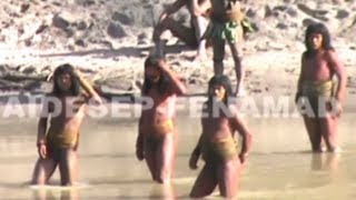 Lost Peruvian tribe make first contact [upl. by Arimihc877]